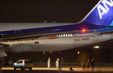 日本初の777、台風後の羽田から売却先へ　ANA初号機JA8197