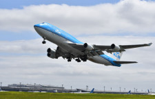 KLMオランダ航空、成田からジャンボ最終便　翼振り日本に別れ