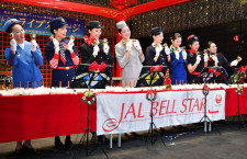 JALのCA、歴代制服でハンドベル披露　ベルスターの8人、アイコンタクトで息合った演奏