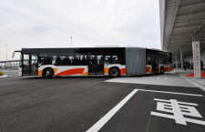 南海バス、関空で100人乗れる連節バス公開　定員2倍、値段は倍以上
