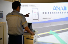777-300で搭乗橋の操作訓練　写真特集・ANAグラハン用シミュレーター（PBB編）