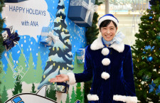 ANA、ブルーサンタが出迎え　羽田空港でタグやシールプレゼント