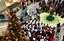 JAL合唱団フロイデ、クリスマスの羽田で歌声披露
