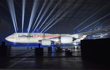 28年ぶり新デザインは紺と白　写真特集・ルフトハンザ新塗装747-8