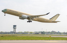 A350超長距離型が初飛行　シンガポール航空が18年後半就航へ