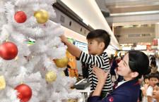 羽田空港、園児とJAL係員がクリスマスツリー飾り付け