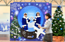 ANA、ブルーサンタが羽田で出迎え　スノードーム風記念撮影スポット