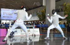 成田空港、五輪1年前イベント　フェンシングをデモ披露