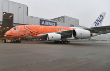 ANA、オレンジのA380お披露目　空飛ぶウミガメ3号機、ハンブルクでロールアウト