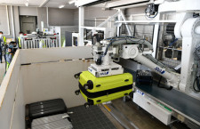 ANA、ロボットが自動で手荷物搭載　国内初、佐賀空港で自動運転車両と連携