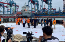 インドネシア当局、SJ182便の墜落認定　遺体も収容