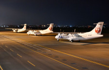 HACのATR、夜の丘珠空港に全3機並ぶ