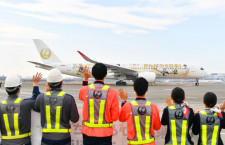 金の鶴丸A350最終日、羽田出発前に式典　JALアスリート社員の加納・戸邉両選手が見送り