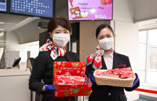 JALのCAら、羽田でバレンタインデーのチョコ配布