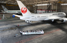 JALとZIPAIR、787就航10周年で2機並ぶ　ボストン初便の機体
