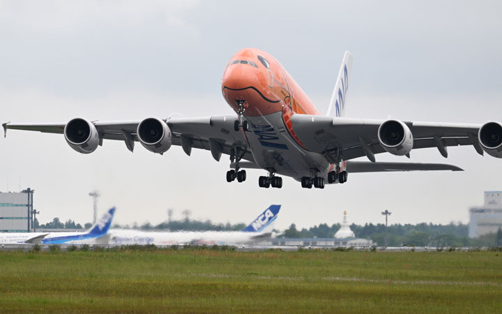 ANAのA380、オレンジ3号機が整備フライト　成田空港を1周