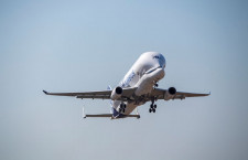 エアバス、ベルーガXLの5号機初飛行　大型輸送機”シロイルカ”更新進む