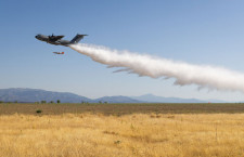 エアバス、A400Mの消火キット試験成功　山火事など低空飛行で対応