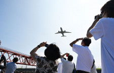 JAL、屋形船で進入灯くぐって羽田空港一周　767機長発案「屋形船de航空教室」