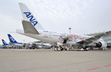 ANA、白い3号機就航　3機の”鬼滅”羽田に並ぶ