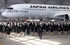 JAL赤坂社長「新しい価値生み出して」格納庫で下期入社式