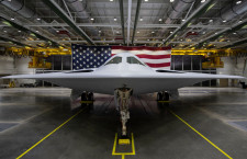 米空軍、次期ステルス爆撃機B-21の写真公開　試験機を披露