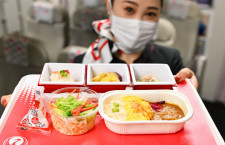 JAL、紙容器で機内食廃プラ削減　メニューは若手シェフ考案
