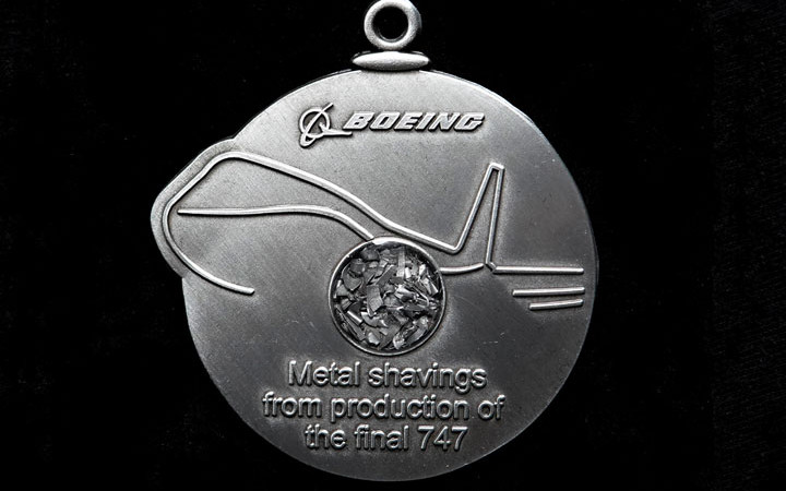 ラスト747納入、記念品は最終号機の切り粉封入メダル　特集・空の女王の半世紀
