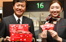 JAL、男性初参加のバレンタイン　羽田でチョコ配布、乗客に感謝