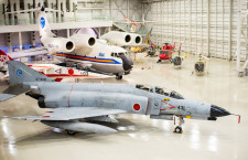 航空宇宙博物館、空自最後のF-4EJ改搬入　岐阜基地からつなひきも