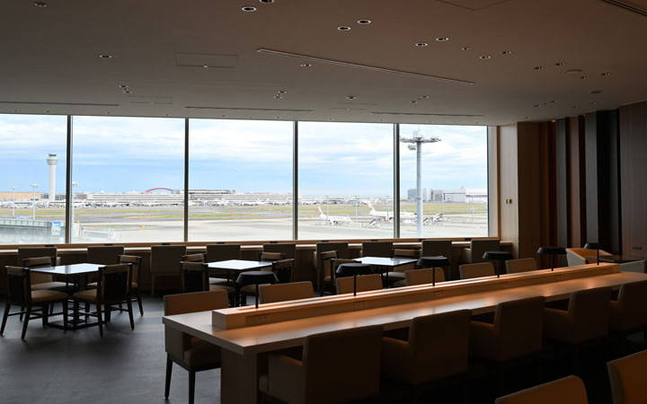 JAL、羽田に国際線新サクララウンジ　大きな窓で空港一望、席数2倍