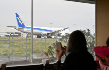 飛行機が見えるレストラン25周年　新整備場「ブルーコーナー」がリニューアル