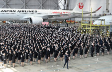 JAL赤坂社長「一人でも欠けてはできない仕事」入社式で紙飛行機飛ばす