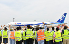 ANA、767就航40周年　羽田発松山行き記念便に“再投入”、歴代制服CAら華添える