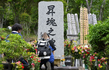 日航機事故から38年、76家族272人が御巣鷹山登る　追悼式は4年ぶり遺族参列