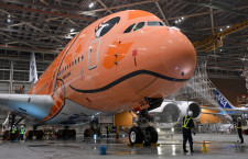 ANAのA380、オレンジ3号機初の機体洗浄　10/20就航前に2年の汚れ落とす