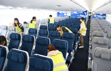 ANA、A380オレンジ3号機初の機内清掃「きれいな機体さらにピカピカに」10/20就航