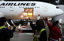 JAL、777-200ER定期便終了　21年の歴史に幕、”幸せの黄色いコンテナ”最終便運ぶ