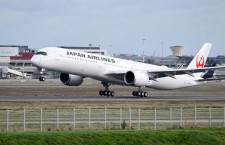 JAL、A350-1000初号機が羽田へ翼振り出発　19年ぶり旗艦機刷新