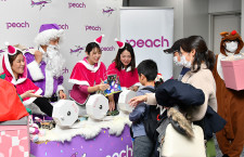 ピーチ、成田でクリスマスイベント　紫色のサンタ、利用客にプレゼント