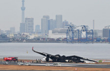 JAL、羽田事故で乗客けが1人増　肋骨にひび