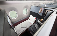 JAL、A350-1000国内初公開　金の鶴丸掲げ個室ファースト・ビジネスお目見え