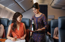シンガポール航空、プレエコ機内食刷新　シャンパンはグラス、磁器で食事提供