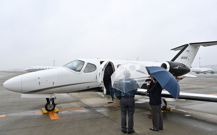 ペット同乗プライベートジェット旅行提案　BJ新興マイクロジェット、羽田で機体内覧会