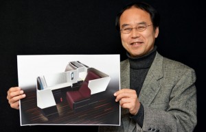 ビジネスクラスのスケッチを手にするGKインダストリアルデザインの阿久津さん＝12年12月 PHOTO: Tadayuki YOSHIKAWA/Aviation Wire
