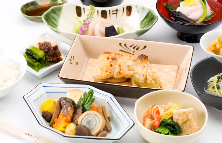 全日空、9月から機内食や寝具刷新