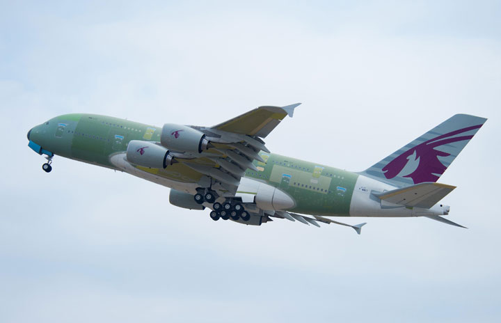 カタール航空のA380が初飛行 エアバス・ハンブルク工場へ