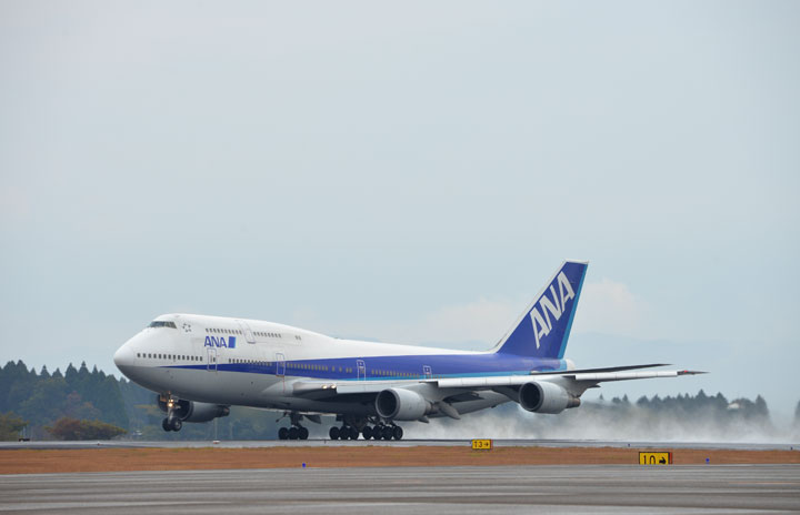 ANAの747、鹿児島を水しぶきあげ離れる 里帰りフライト