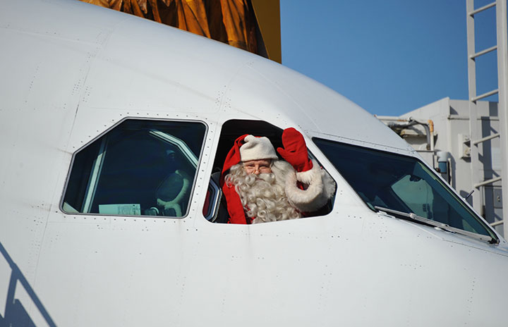 サンタさん、成田に降り立つ 子どもと大人に笑顔プレゼント