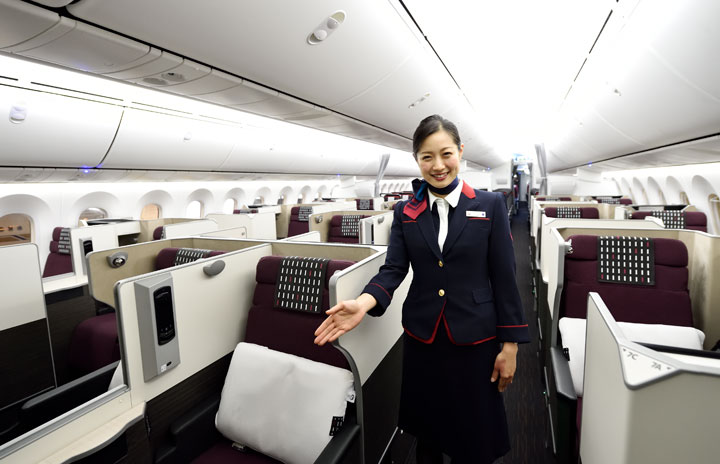 JAL、787新仕様機の機内公開 ビジネスとエコノミー刷新、プレエコ新設